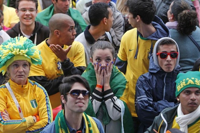 Torcedores na Pedreira Paulo Leminski sofrem com a goleada sofrida pelo Brasil para a Alemanha | 