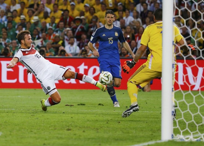 Götze marca o gol do título, de canhota |