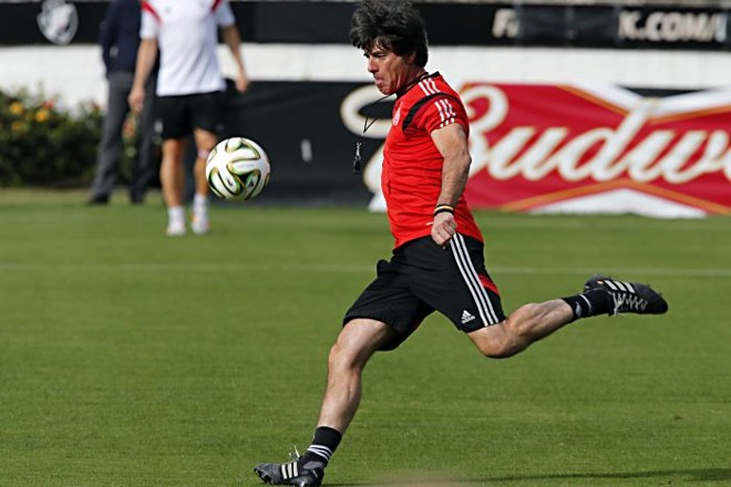 Técnico Joachim Löw aproveitou o treino para se aquecer com alguns chutes ao gol |