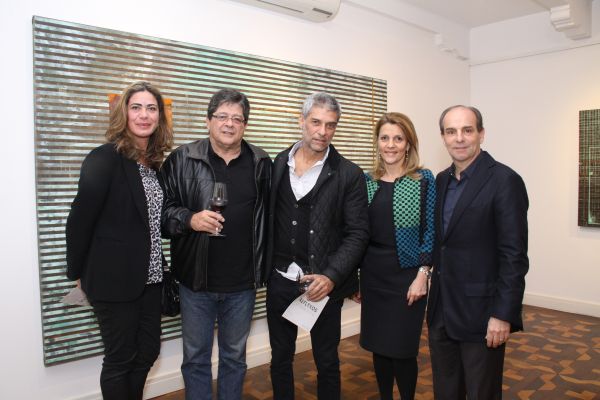O artista plástico carioca José Bechara (de camisa branca) com a produtora cultural Ana Grillo, o presidente do Museu de Arte Moderna do Rio de Janeiro, Carlos Alberto Gouvêa Chateaubriand (ambos à esq.), e o casal anfitrião Flavia e Waldir Simões de Assis Filho na abertura de sua exposição na Simões de Assis Galeria de Arte | Eneas Gomez