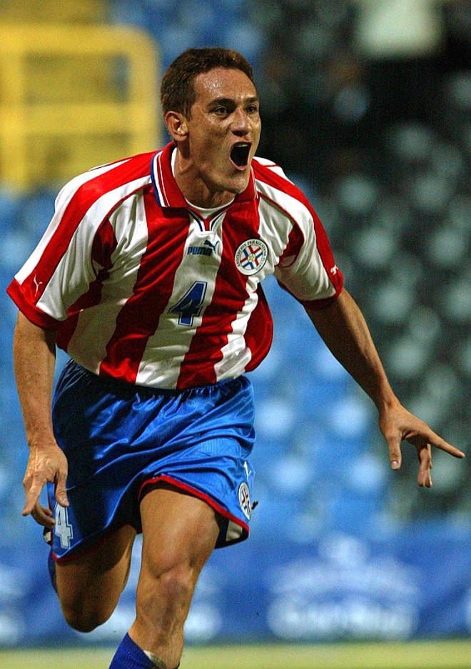 Gamarra-1998:O zagueiro Carlos Gamarra viveu um drama similar ao de Franz Beckenbauer. Na Copa de 1998, com todas as substituições feitas na prorrogação do duelo contra a França, o ídolo paraguaio lesionou o ombro. Mesmo debilitado, conseguiu, sem fazer falta nenhuma no Mundial, ajudar a segurar a dona da casa França até o gol de ouro de Laurent Blanc aos 9 minutos do segundo tempo do prolongamento. | 