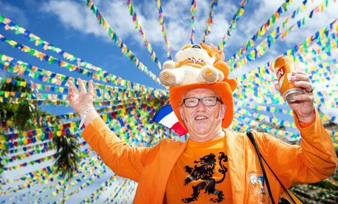 Torcedores da Holanda colorem de laranja as ruas do Pelourinho, em Salvador |