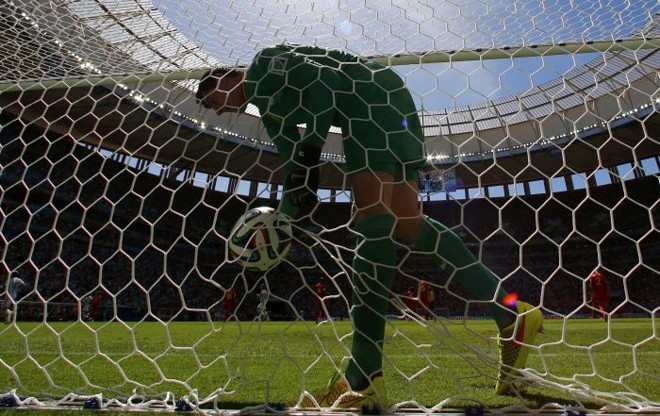 Goleiro Courtois pega a bola no fundo das redes no gol de Hinguaín |