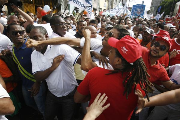 Cenas de pancadaria entre militantes do DEM e do PT | Raul Spinassé/Ag. A Tarde/Folhapress