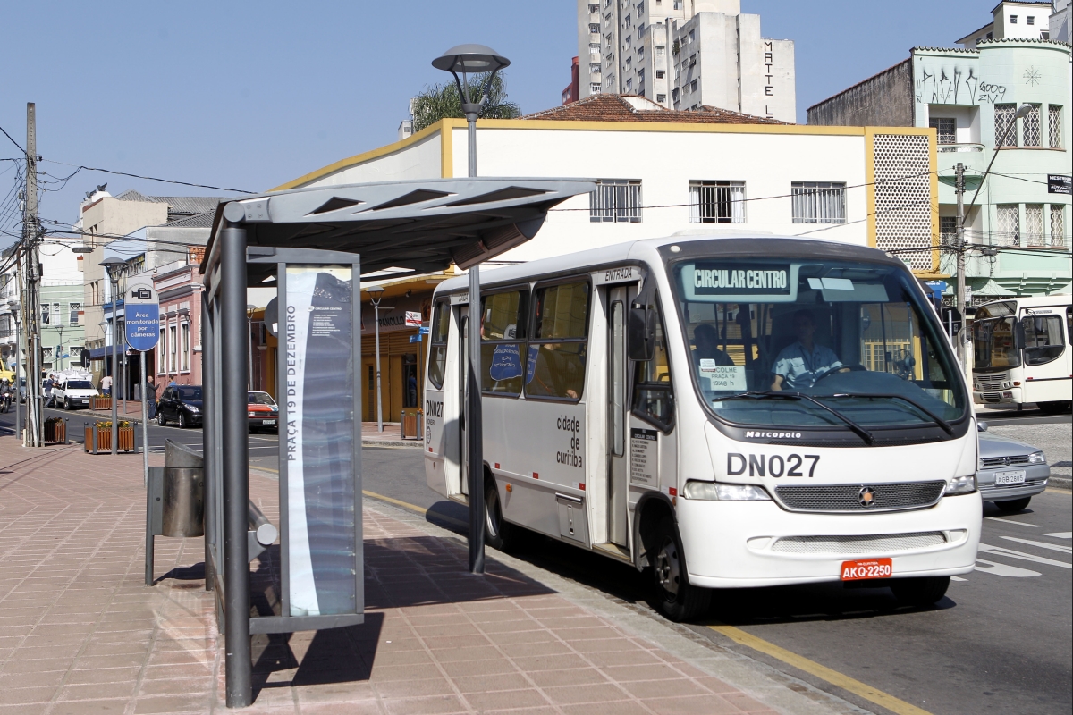 Nos dias úteis, a linha no sentido horário atende das 6h20 às 19h15, com frequência média de 11 minutos, e aos sábados, das 6h30 às 13h35, com frequência de 13 minutos. No sentido anti-horário, atendimento, de segunda a sexta-feira, das 6h30 às 19h30, a cada sete minutos em média, e aos sábados, das 6h20 às 13h45, com passagem de um ônibus a cada 18 minutos em média | Divulgação/Luiz Costa/SMCS