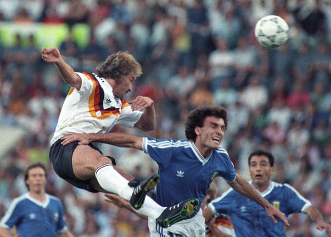 1990 Alemanha 1 x 0 Argentina:O troco alemão veio quatro anos depois em outra decisão. Andreas Brehme fez o único gol em Roma, no jogo que valeu o tricampeonato para a Alemanha. |