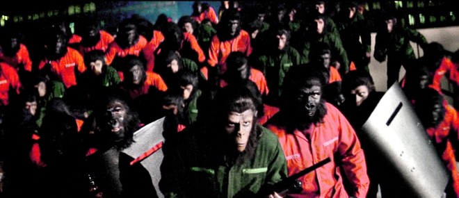 A Conquista do Planeta dos Macacos (1972):O quarto filme da série é dirigido por J. Lee Thompson e tem enredo que lembra A Origem, prólogo de 2011 do filme que acaba de entrar em cartaz. No longa, César (Roddy McDowall), filho de Cornelius e Zira, lidera uma revolução de macacos | 