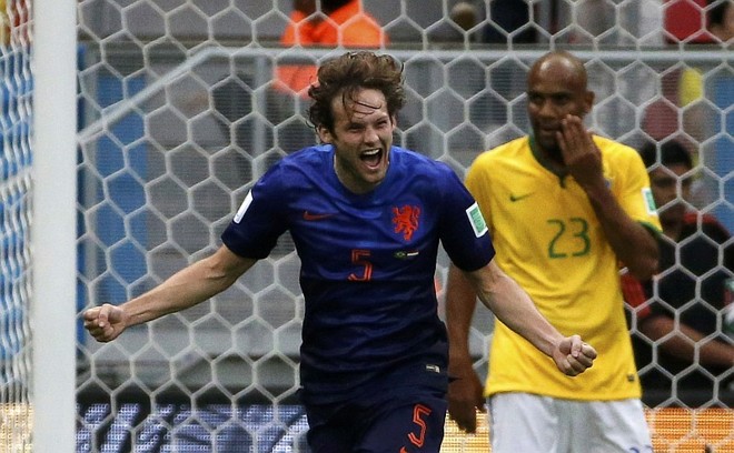 Blind comemora o segundo gol holandês em frente a um desolado Maicon |