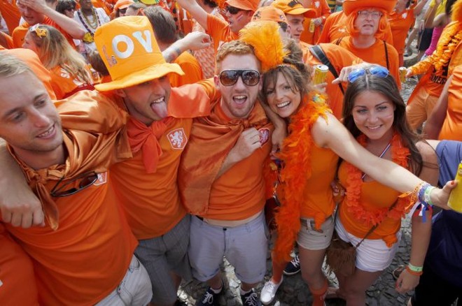 Torcedores da Holanda colorem de laranja as ruas do Pelourinho, em Salvador |