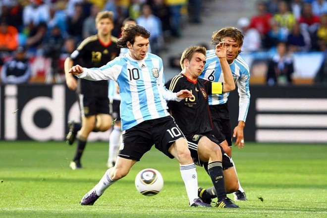 2010 Alemanha 4 x 0 Argentina: A maior goleada do duelo veio no último encontro. Comandada pelo técnico Maradona, a Argentina foi presa fácil para a Alemanha. Foram dois gols de Klose, um de Thomas Müller e outro de Arne Friedrich. Assim, a Alemanha se classificou para as semifinais | 
