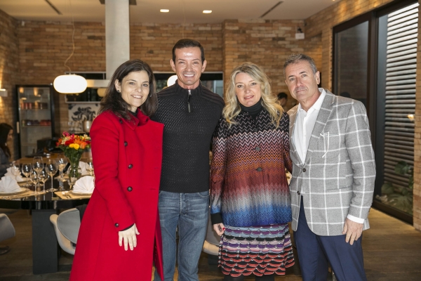 A empresária Syonara Thomé (à dir.) recebeu ontem alguns jornalistas da Gazeta do Povo para um almoço exclusivo no Espaço Gourmet na sede da construtora Greenwood, assinado pela chef Kika Marder, para apresentar a parceria com o arquiteto Marcos Bertoldi (de xadrez). Com eles na foto, a gerente do Núcleo Estilo de Vida do jornal, Andréa Sorgenfrei (de vermelho), e o editor do caderno Viver Bem Casa & Decoração, Roberto Couto | Diego Pisante