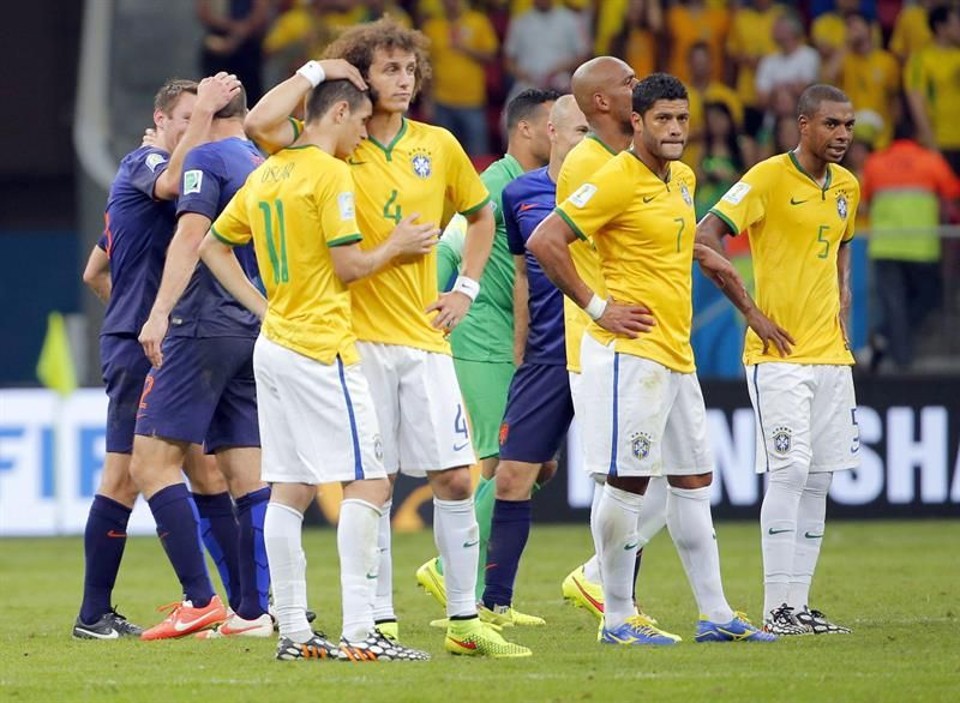 Jogadores brasileiros não têm palavras para descrever humilhação "Temos de levantar a cabeça, pedir desculpa", disse Hulk; jogadores saíram calados do campo | Efe