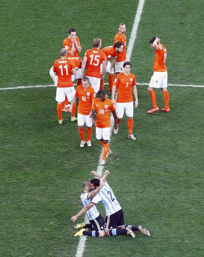 Enquanto a Argentina celebra, holandenses saem de campo lamentando a derrota na partida de semifinal | 