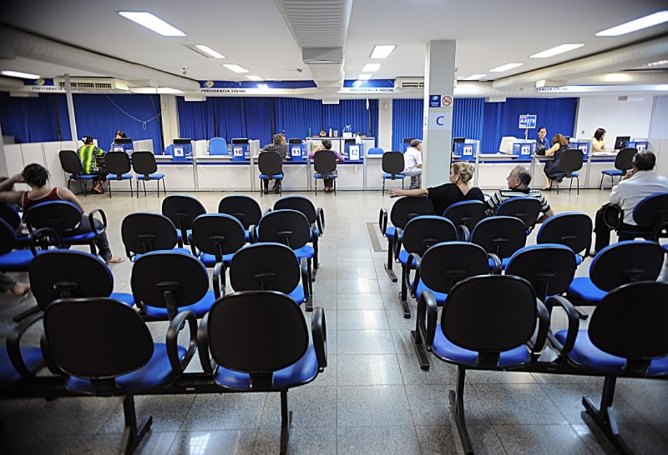 Problemas com consignados estão entre as reclamações mais frequentes contra bancos: caso o aposentado note alguma cobrança indevida no benefício, basta procurar uma agência do INSS | Fabio Pozzebom/ABr
