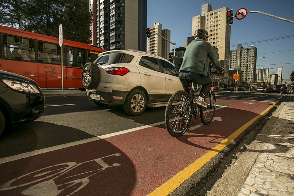 Motoristas que ultrapassarem o limite de velocidade de 30 km/h na Via Calma poderão ser multados | Marcelo Andrade/Gazeta do Povo