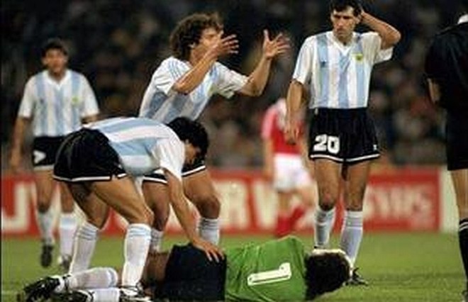 Pumpido-1990:O goleiro argentino Nery Pumpido sofreu uma fratura na perna aos 11 minutos do jogo contra a União Soviética, na Copa de 1990, em Nápoles. Seu substituto, Sergio Goycoechea acabou se destacando na defesa de pênaltis, ajudando os argentinos a chegar até as semifinais. | 
