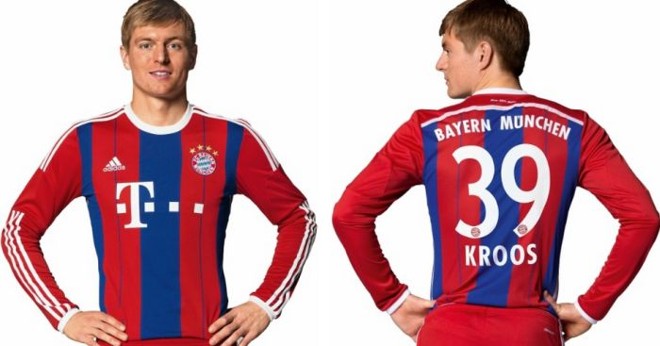 Bayer de Munique abandona o uniforme todo vermelho para jogar com camisa listrada em azul e vermelho | 