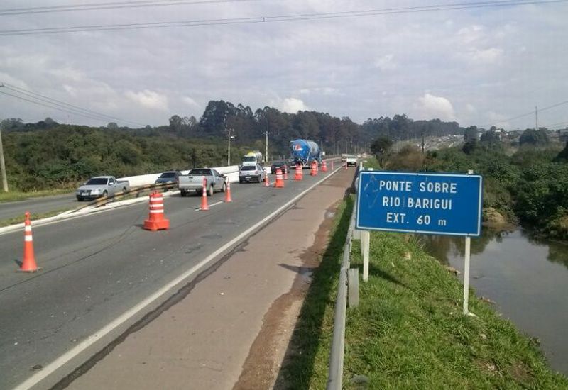Interdição impede trânsito na faixa da esquerda no sentido Curitiba-Lapa, segundo a PRF | Daniel Castellano/ Agência de Notícias Gazeta do Povo