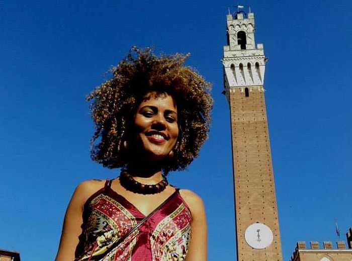 A jornalista Lília de Souza teve de prender o cabelo com um elástico para conseguir tirar a foto para o passaporte em Salvador | Facebook de Lília de Souza