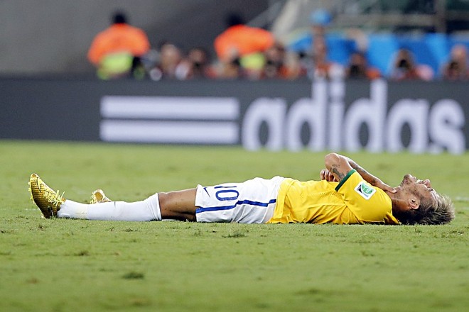Neymar-2014:Nas quartas de final da Copa de 2014, o craque brasileiro Neymar saiu direto do campo para o hospital após receber uma joelhada nas costas do lateral-direito colombiano Camilo Zúñiga. O diagnóstico de fratura na terceira vértebra da coluna lombar significou o fim do Mundial para o jovem. | 