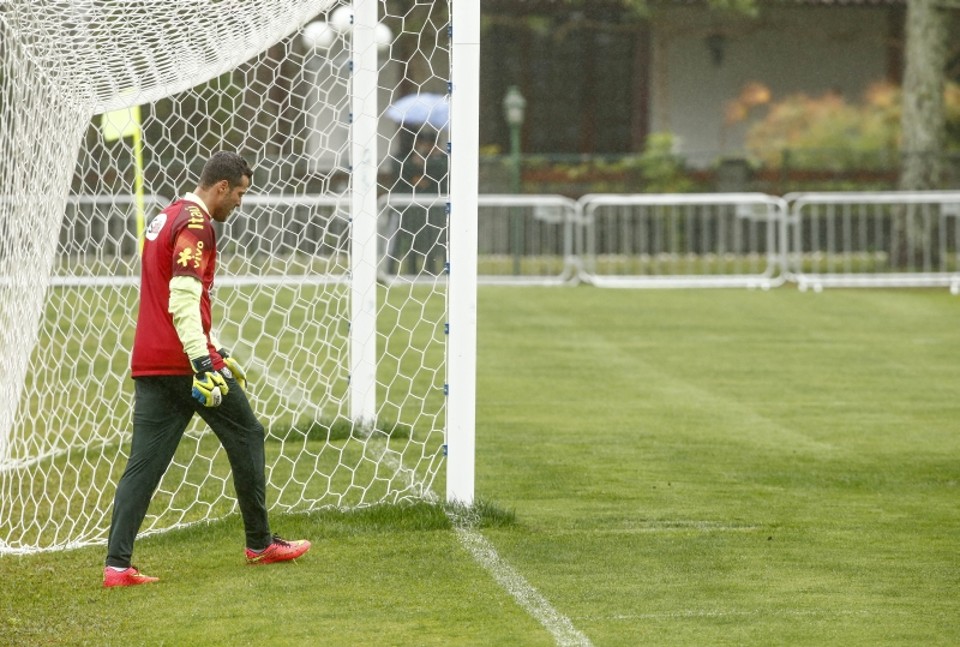 Obrigação melancólica O goleiro Júlio César entra em campo para o último treino em Teresópolis: arqueiro de 34 anos tem pouca chance de disputar a próxima Copa | Hugo Harada, enviado especial/ Gazeta do Povo