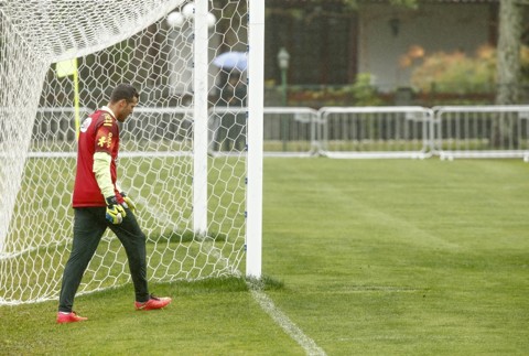 Obrigação melancólica O goleiro Júlio César entra em campo para o último treino em Teresópolis: arqueiro de 34 anos tem pouca chance de disputar a próxima Copa | Hugo Harada, enviado especial/ Gazeta do Povo