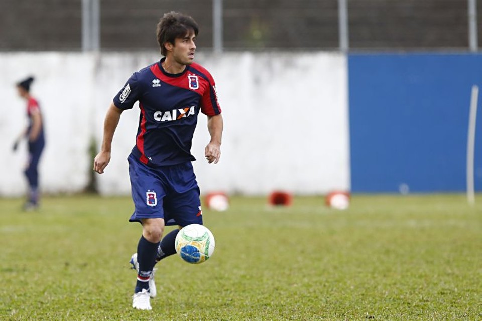 Lateral Chiquinho se tornou titular do Tricolor na retomada da Série B após a Copa do Mundo | Felipe Rosa / Tribuna do Paraná