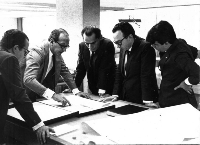 O visionário e controverso Bernardes (de terno mais claro) e seus projetos vanguardistas | 