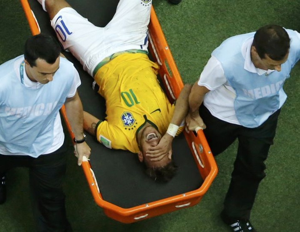 Neymar deixou o campo chorando após entrada dura de colombiano | EFE