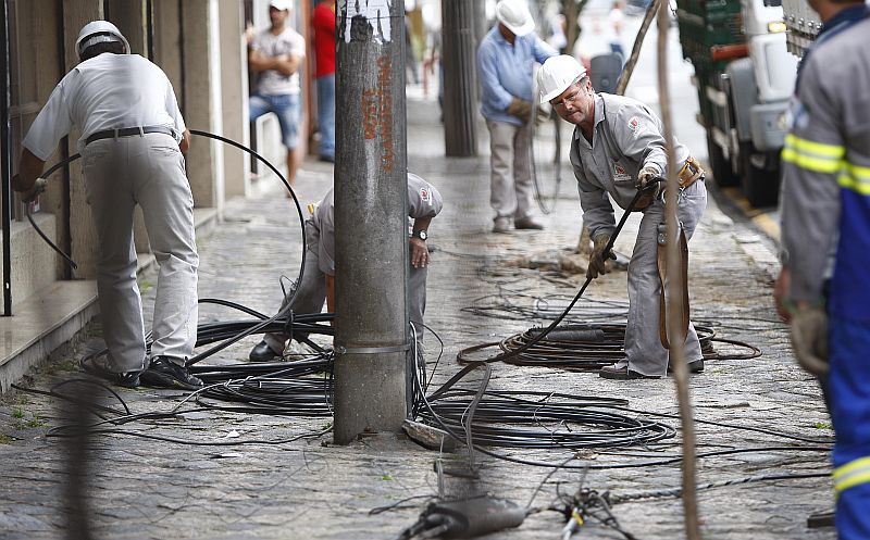 Funcionários da Copel cortam fios em postes irregulares na Avenida Visconde de Guarapuava em fase anterior da fiscalização | Jonathan Campos / Agência de Notícias Gazeta do Povo