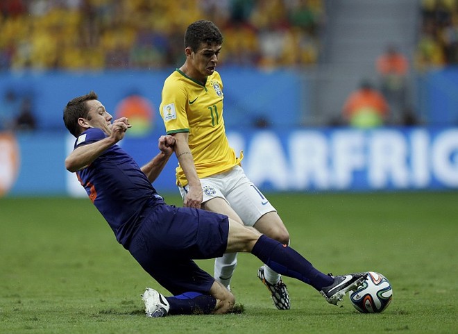 Oscar recebe marcação de De Vrij |
