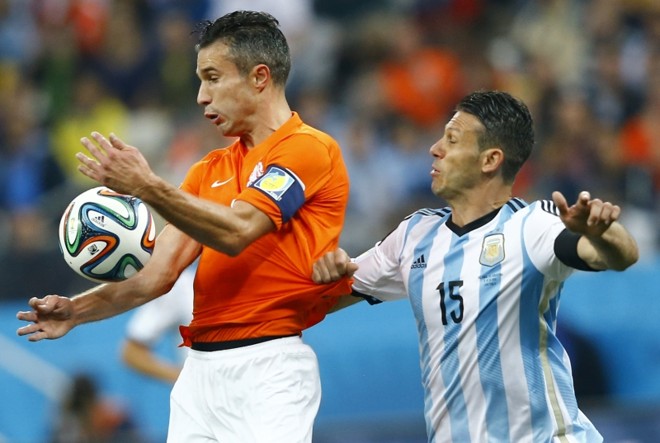 Demichelis puxa o capitão da seleção holandesa Robin van Persie pela camisa | 