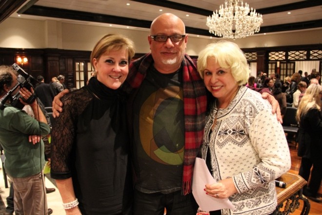 O filósofo Luiz Felipe Pondé, que veio lançar seu 10º livro,A Era do Ressentimento, com Sílvia Camargo (à esq.), do Conselho da Biblioteca Bento Munhoz da Rocha Netto, do Graciosa Country Club, e a professora Wanda Camargo, da UniBrasil |