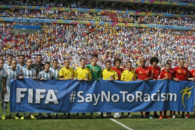 Jogadores de Argentina e Bélgica na campanha contra o racismo |