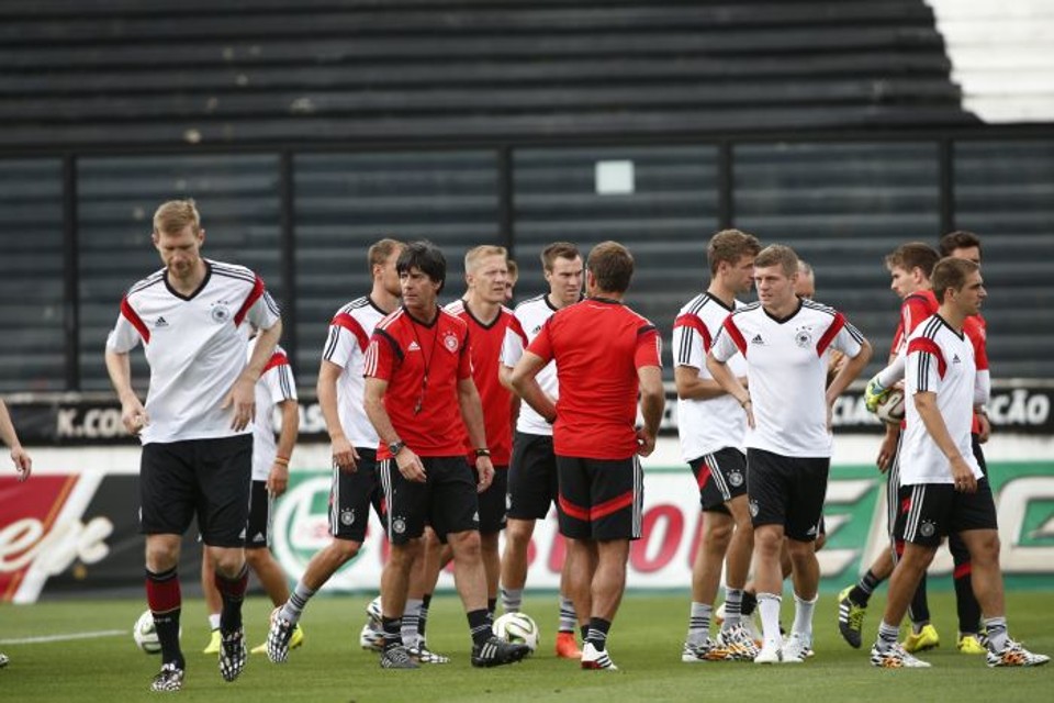 Técnico alemão prega respeito à Argentina e acredita em jogo de igual para igual Alemanha treinou na tarde deste sábado no estádio São Januário, no Rio de Janeiro | Hugo Harada/Gazeta do Povo