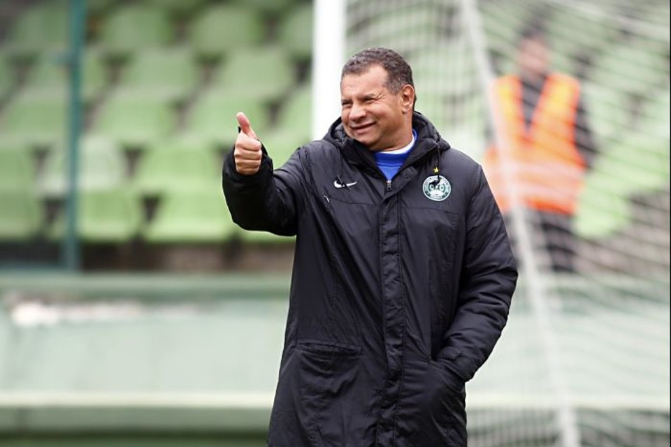 Vitória sobre o Grêmio diminui a pressão em cima de Celso Roth no comando do Coritiba | Felipe Rosa / Tribuna do Paraná