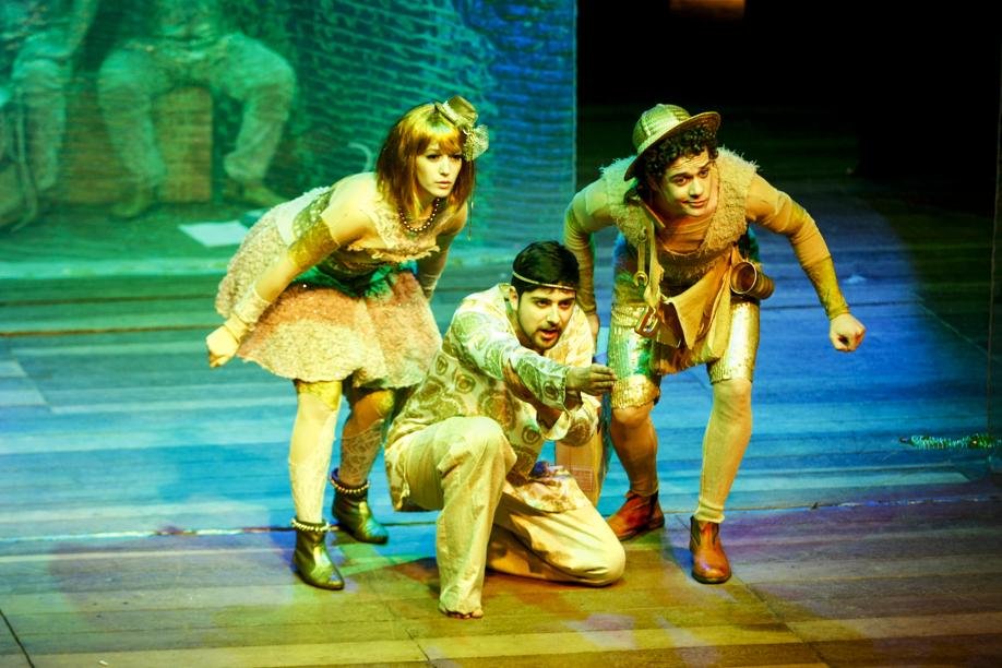 Grupo Cena Hum se apresentou no Theatro Municipal com a peça Encantos dos Cantos | André Rodrigues/Gazeta do Povo