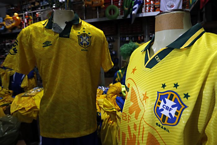 Uniformes do tetra e da campanha nas Eliminatórias para a Copa de 1994 vendidas no Lojão do Esportes | Albari Rosa/Gazeta do Povo