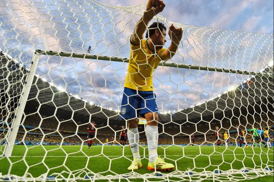 Fred se pendura na rede: apatia e falta de gols transformaram o atacante em vilão para a torcida | Albari Rosa