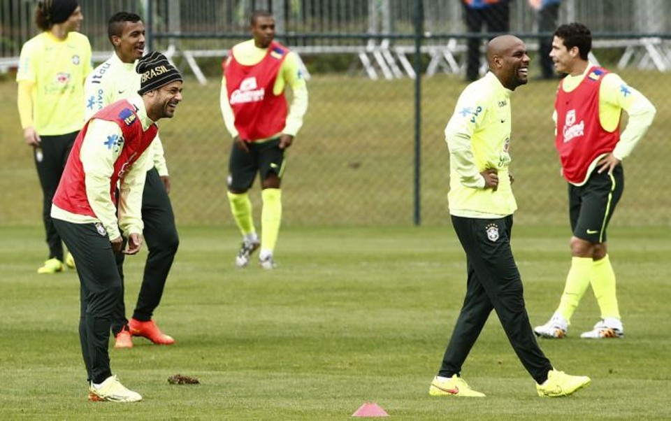 Fred e Maicon dão risada no último treino da seleção na Copa | Hugo Harada / Gazeta do Povo