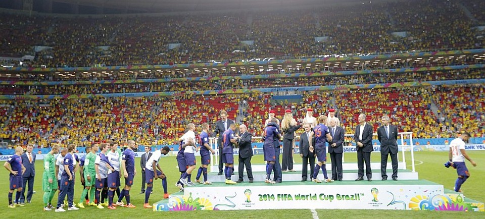 Holanda termina Copa invicta e entra em clube formado por Brasil e Itália Holandeses recebem medalhas pela terceira colocação na Copa do Mundo: Laranja não foi batida com a bola rolando neste Mundial | EFE