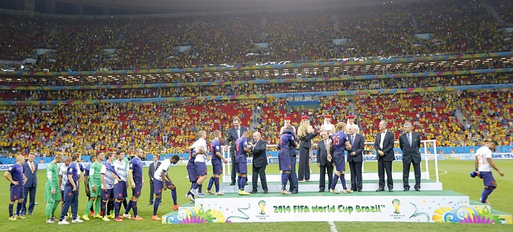 Holandeses recebem medalhas pela terceira colocação na Copa do Mundo: Laranja não foi batida com a bola rolando neste Mundial