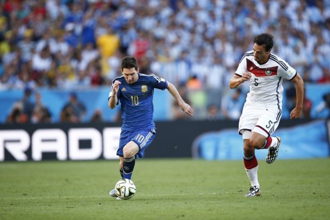 Messi passa pelo alemão Hummels |