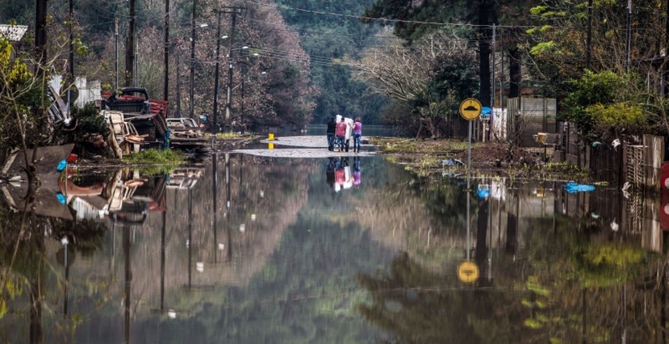 Rua alagada em União da Vitória: cheias levam até quatro famílias a dividirem a mesma casa | Brunno Covello/ Gazeta do Povo
