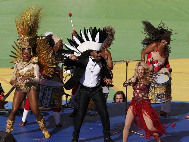 Carlinhos Brown e Shakira cantam na cerimônia de encerramento da Copa | 