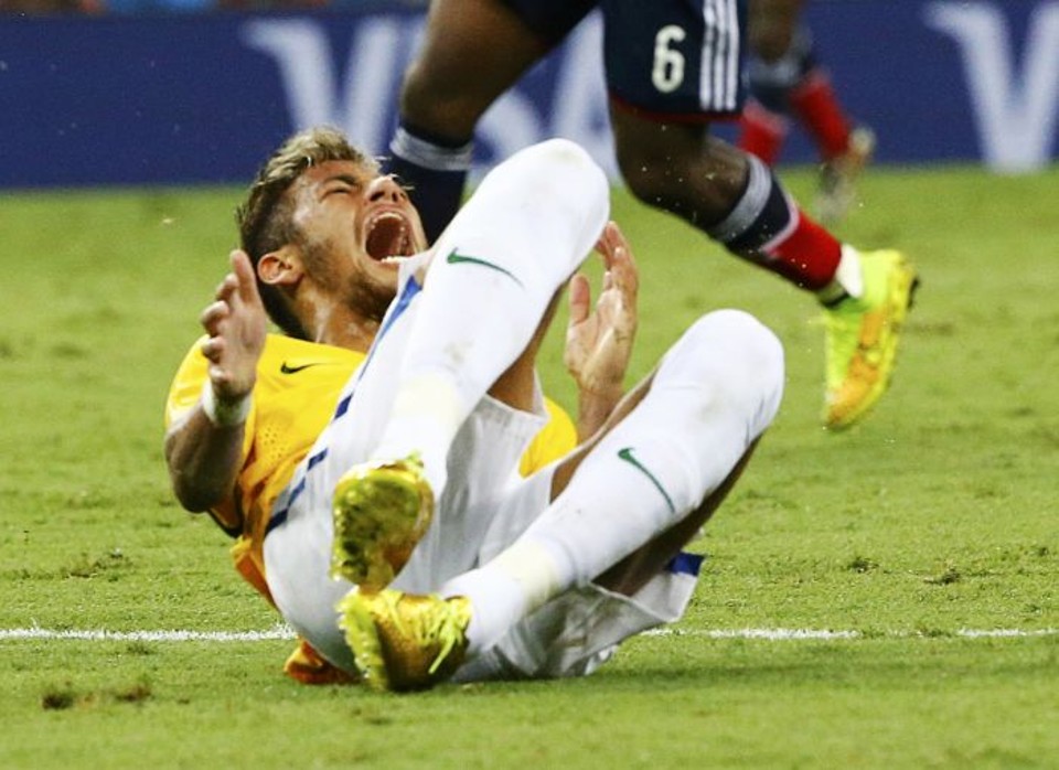 Neymar rola de dor após fraturar vértebra no jogo com a Colômbia | Reuters