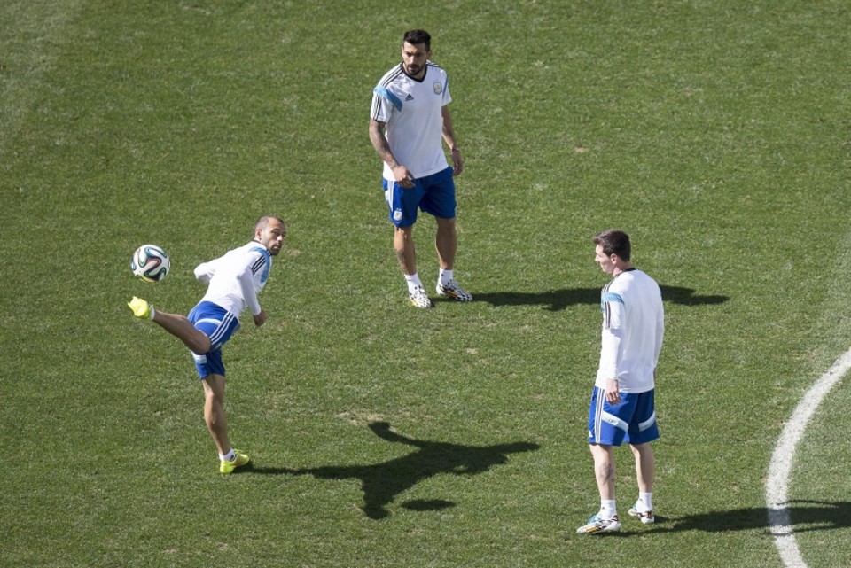 Mascherano, Lavezzi e Messi (da esq. para a dir.) batem bola durante o reconhecimento do Itaquerão, onde a maioria da torcida será adversária | Peter Klaunzer/ EFE