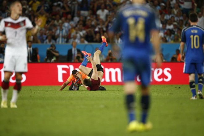 Torcedor invade o gramado e é capturado por um segurança |