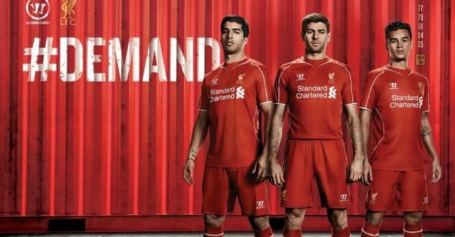 Uruguaio Luis Suárez participou da divulgação do novo uniforme do Liverpool antes de se transferir para o Barcelona | 