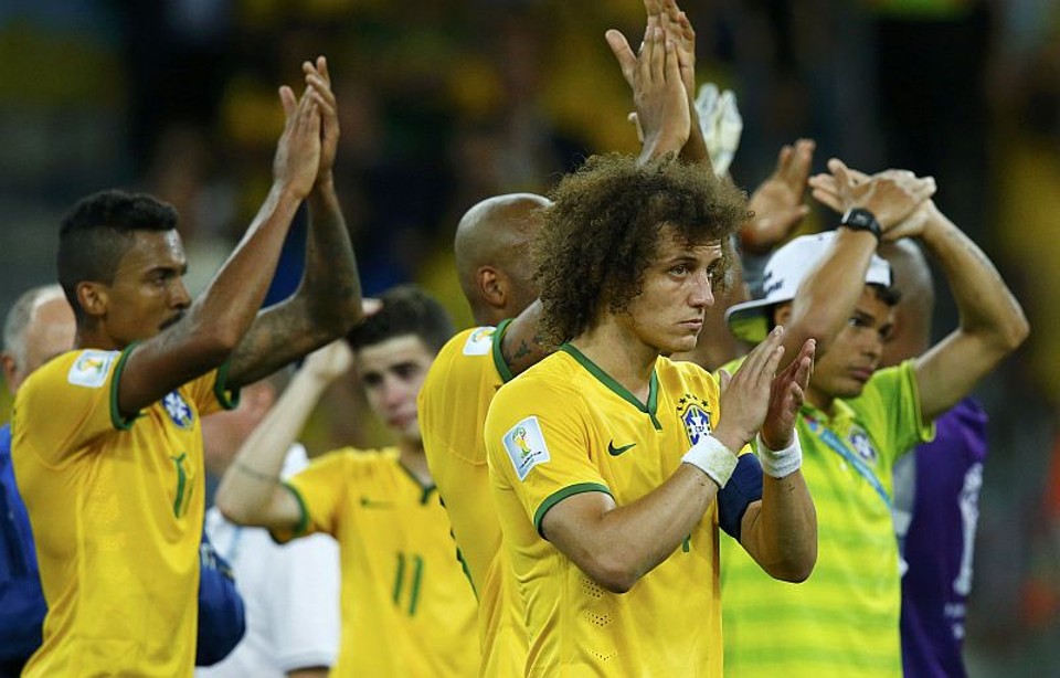 Seleção brasileira aplaude a torcida após o fim da partida de semifinal contra a Alemanha | REUTERS/Ruben Sprich